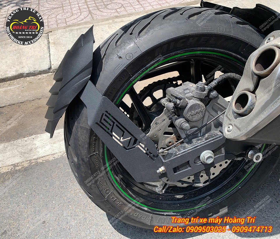 Bộ pát chắn bùn chắc chắn, lắp cố định vào gấp sau của xe.