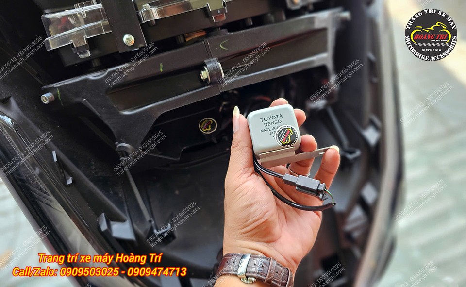Trên tay còi báo xi nhan ting tong đã được trang bị cho xe PCX 160