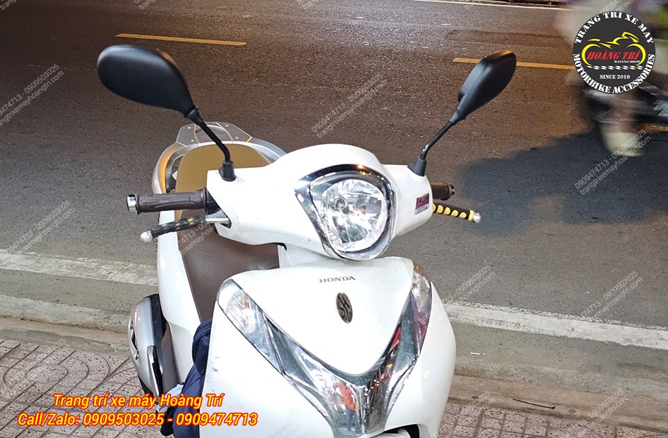 Chiếc Sh Mode thêm phần ấn tượng khi được trang bị kính hậu zin đen chuẩn Sh Mode