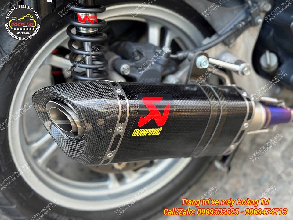 Pô Akrapovic carbon với đường vân nổi bật cùng logo sắc nét