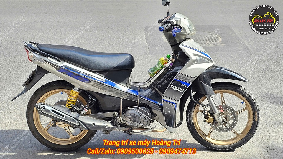 Toàn bộ chiếc Sirius Fi trông khác biệt rõ rệt với phuộc C-Series vàng