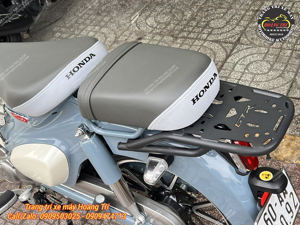 Baga sau màu đen mờ nối dài đã được lắp cho mẫu Super Cub thêm tiện dụng.