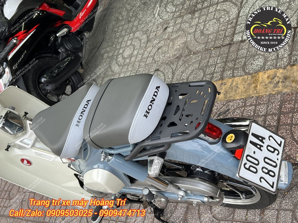 Nỗi lo thiếu chỗ để đồ khi đi 2 người với Super Cub nay không còn nhờ baga sau.