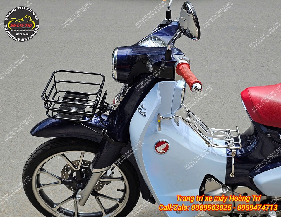 Chiếc rổ màu đen vừa được trang bị cho xe Super Cub