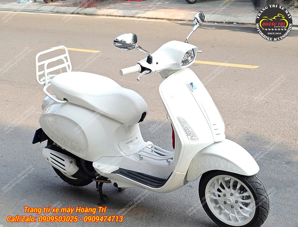 Để tăng sự hài hòa, anh khách chọn thêm baga sàn trắng cho Vespa Sprint Justin Bieber