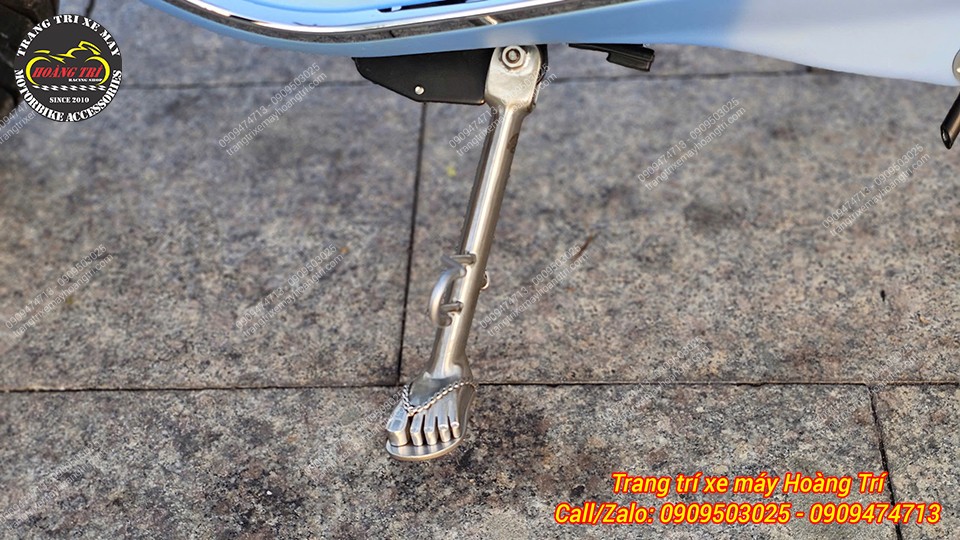 Cận cảnh chân chống kiểu bàn chân mới được thay thế cho chân chống zin của Vespa