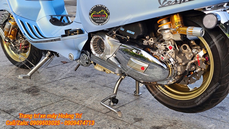 Xe Vespa cũng được nâng cấp với chân chống đứng inox thay thế cho chân chống zin