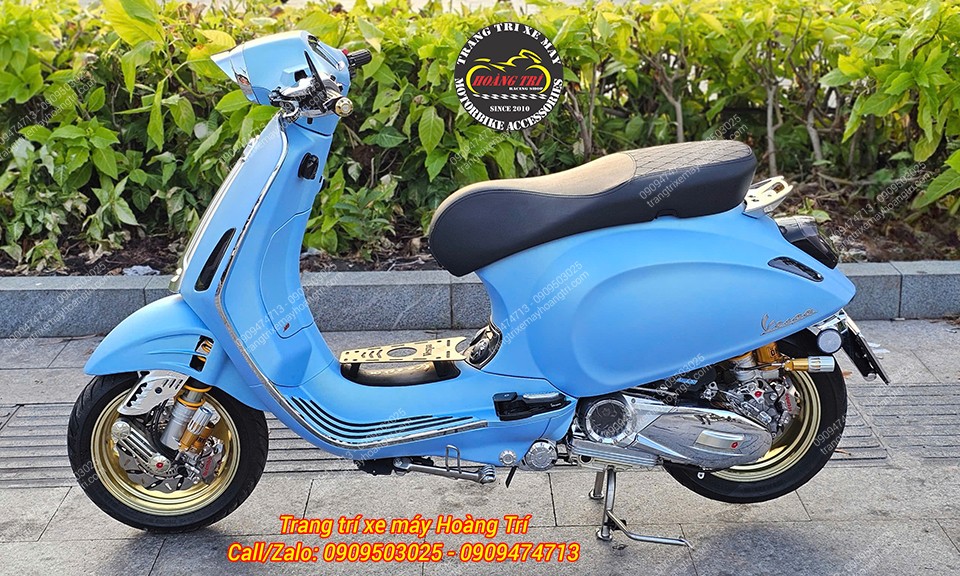 Tổng thể phối hợp các phụ kiện cùng tông màu giúp Vespa Sprint thêm phần hài hòa và nổi bật