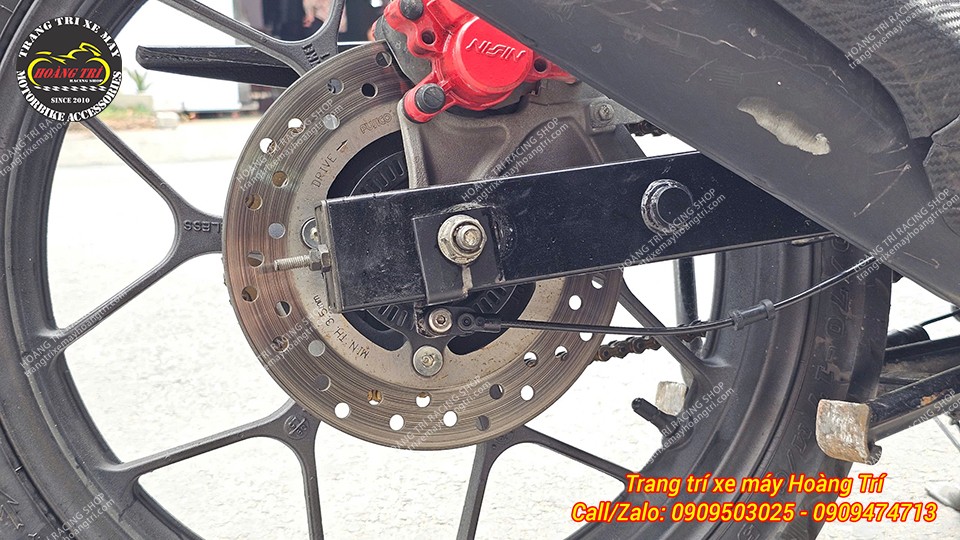 Cận cảnh mâm sau của xe Winner V1 với vành xung ABS và mắt đọc ABS
