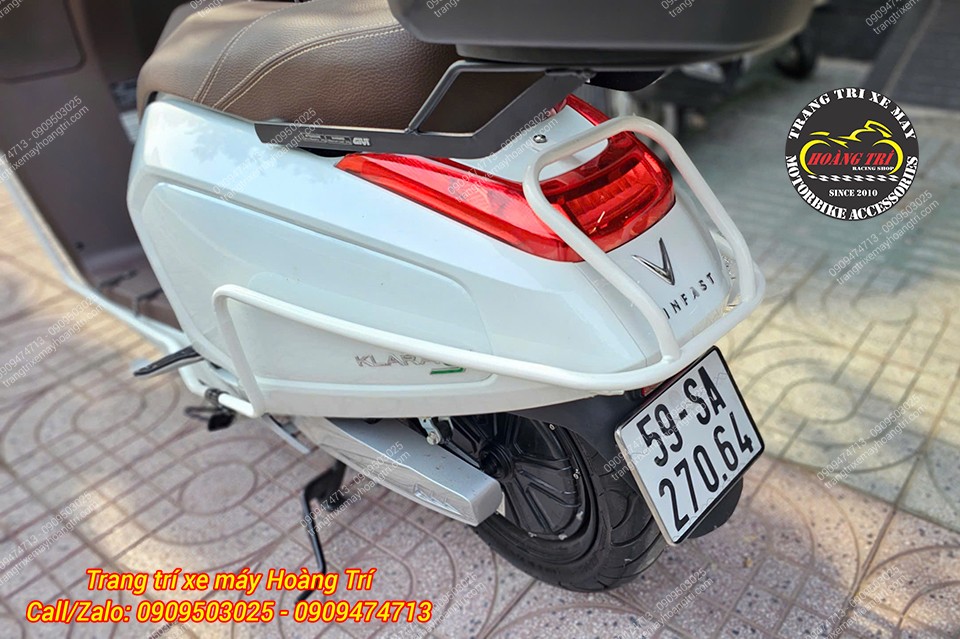 Vinfast Klara S được gắn thêm bộ khung bảo vệ màu trắng