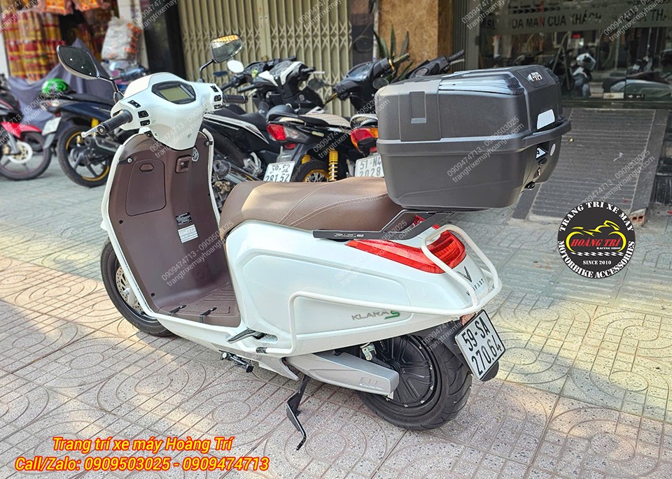 Ngoài khung bảo vệ, anh khách còn gắn thêm baga và thùng sau để tiện lợi hơn khi dùng xe
