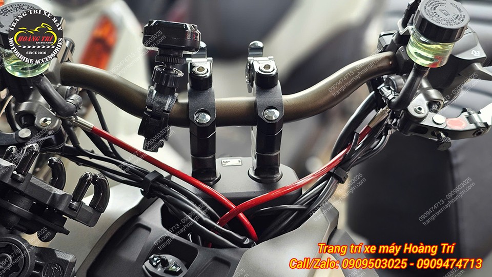 ADV 160 được lắp cùm nâng ghi đông đến từ thương hiệu MotoWolf