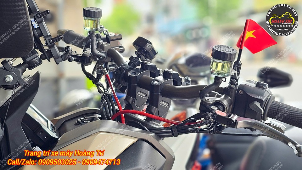 Ghi đông được nâng cao giúp tư thế lái thoáng hơn, đậm chất thể thao