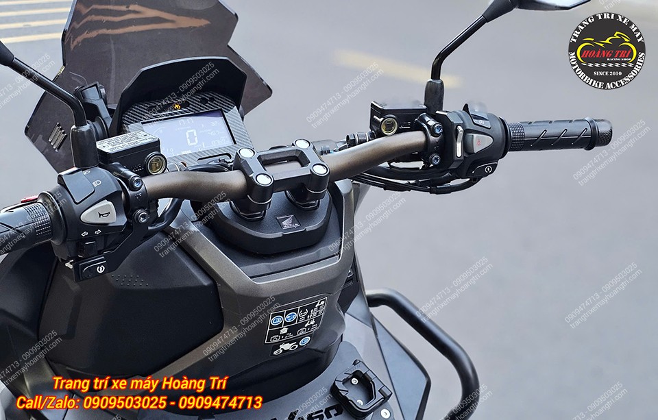Cụm công tắc nhỏ gọn được lắp bên phải tay lái xe ADV