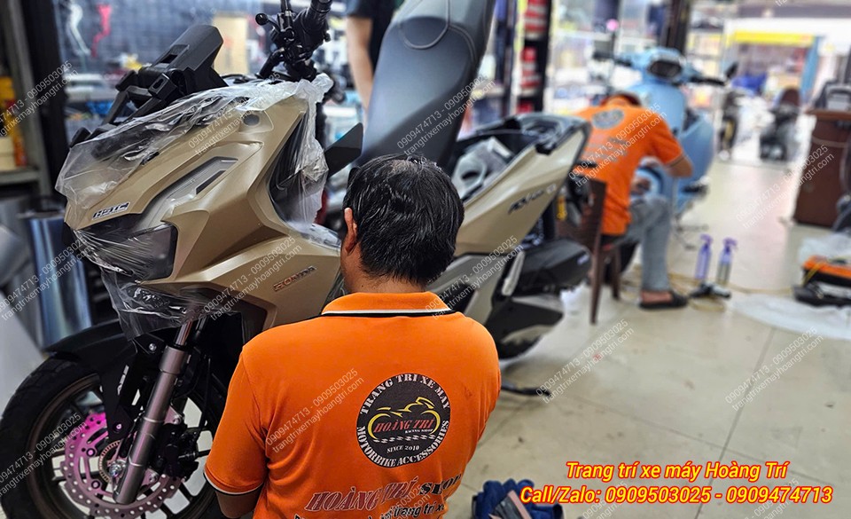 Xe ADV 160 màu vàng cát đang được phủ lớp keo bảo vệ 3 lớp với bề mặt nhám trong