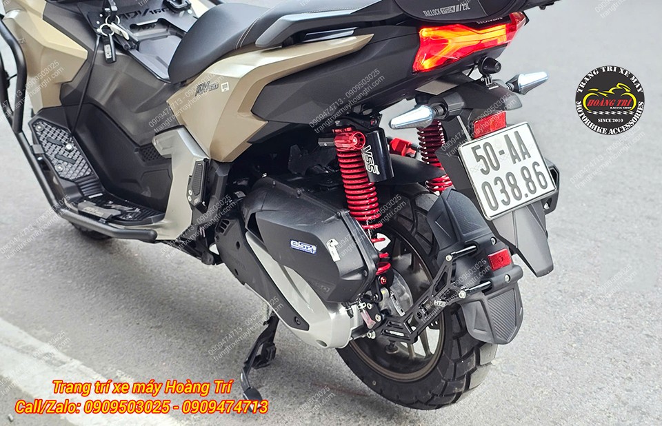 Ngay bên dưới đèn hậu là camera từ màn hình Chigee hỗ trợ giám sát hành trình
