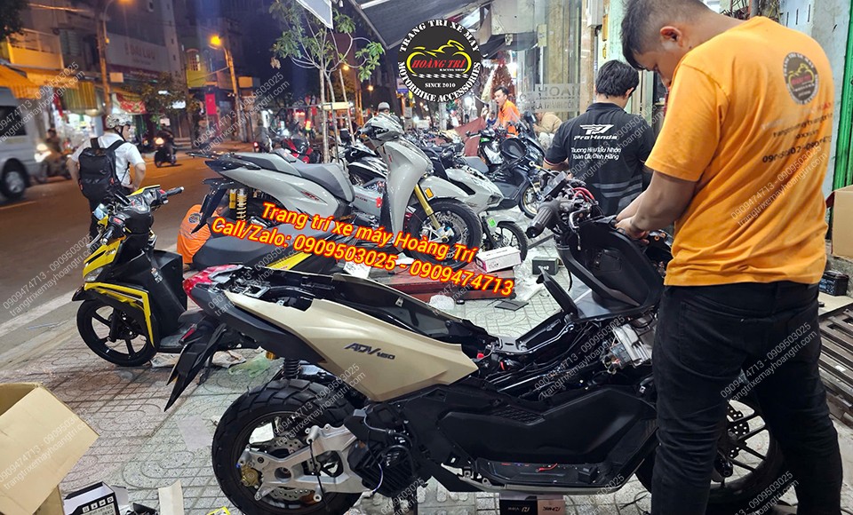 Hệ thống phanh ABS đang được kỹ thuật viên lắp đặt, giúp tăng cường độ an toàn khi di chuyển