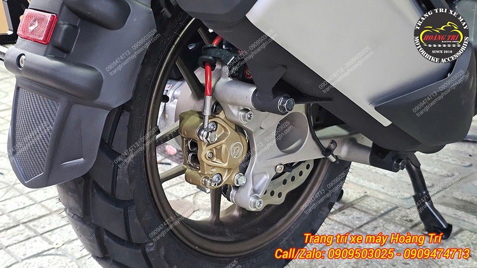 Dây dầu màu đỏ tạo điểm nhấn, đồng thời cho cảm giác phanh nhẹ và hiệu quả hơn