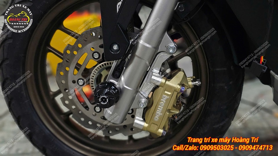 Dàn chân trước cũng được trang bị heo dầu Brembo, cân bằng với dàn sau