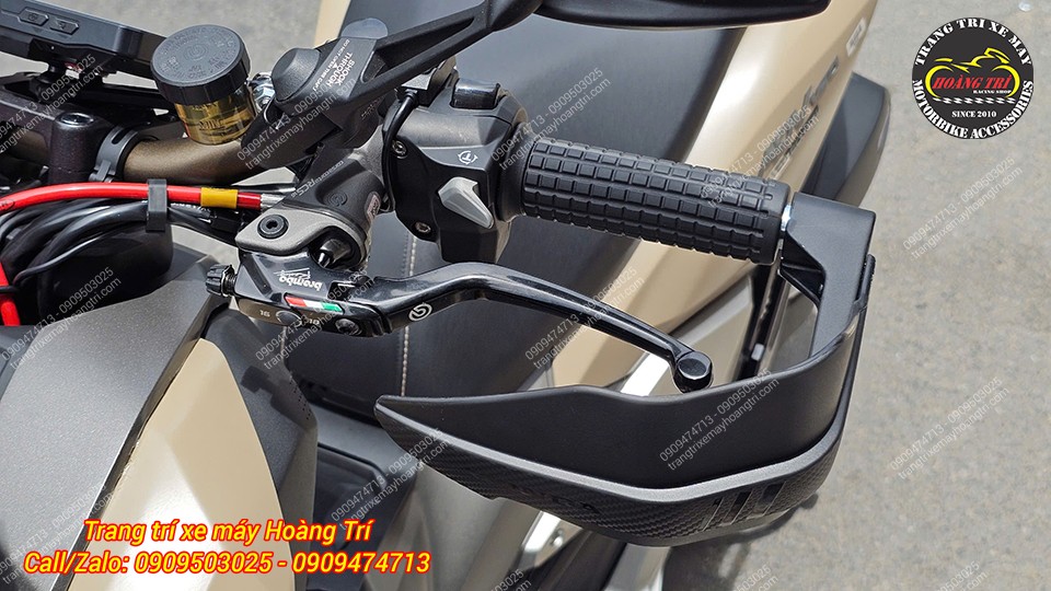 Tay thắng Brembo được gắn kèm giúp chiếc ADV 160 trở nên đồng bộ và cao cấp hơn