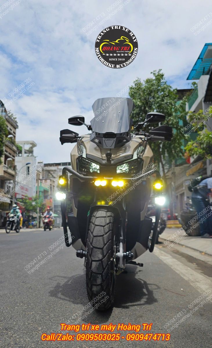 Góc chính diện với đầy đủ 8 đèn trợ sáng mang đến vẻ ngoài đậm chất phượt thủ