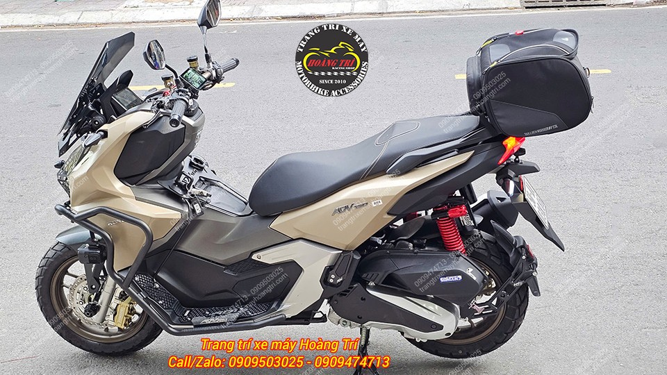 Phiên bản touring với túi Givi phía sau – bạn thích sự bụi bặm hay cá tính