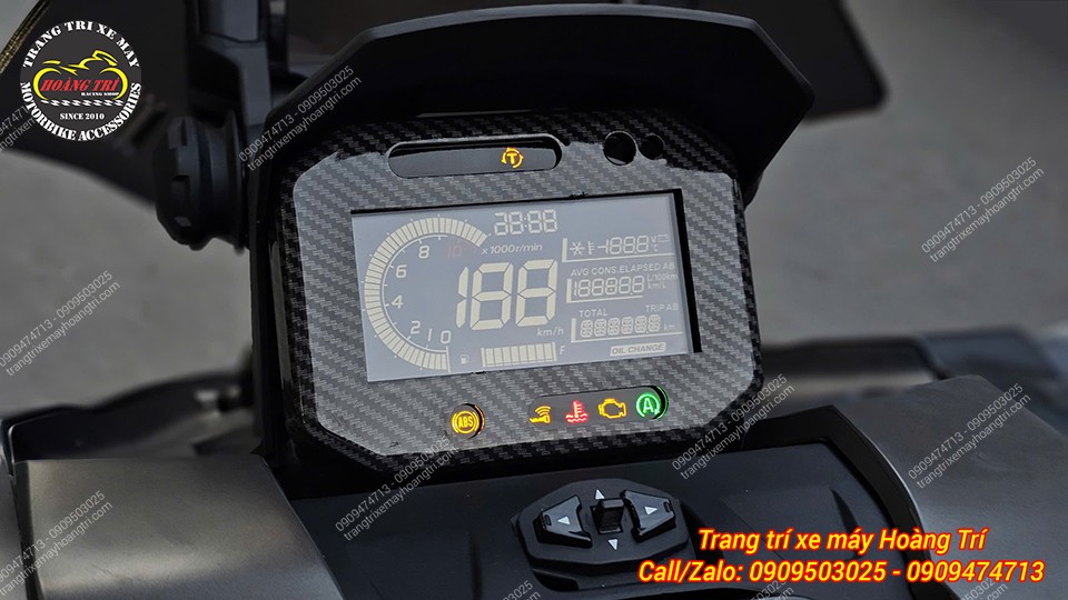 Chiếc ADV 160 mới vừa được gắn thêm ốp bảo vệ đồng hồ trang trí.
