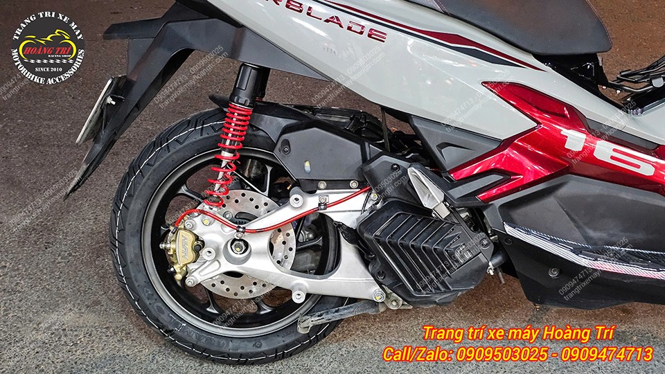 Dàn chân sau được hoàn thiện với combo mâm, đĩa sau và hệ thống phanh ABS