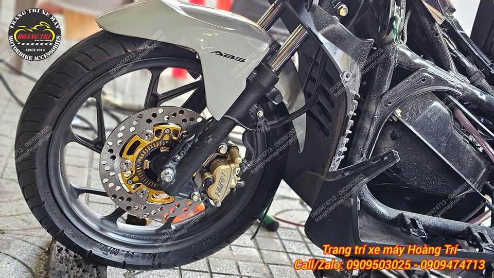 Nhìn cận cảnh dàn chân trước Airblade 160 có thể thấy sự hoàn hảo của các phụ kiện