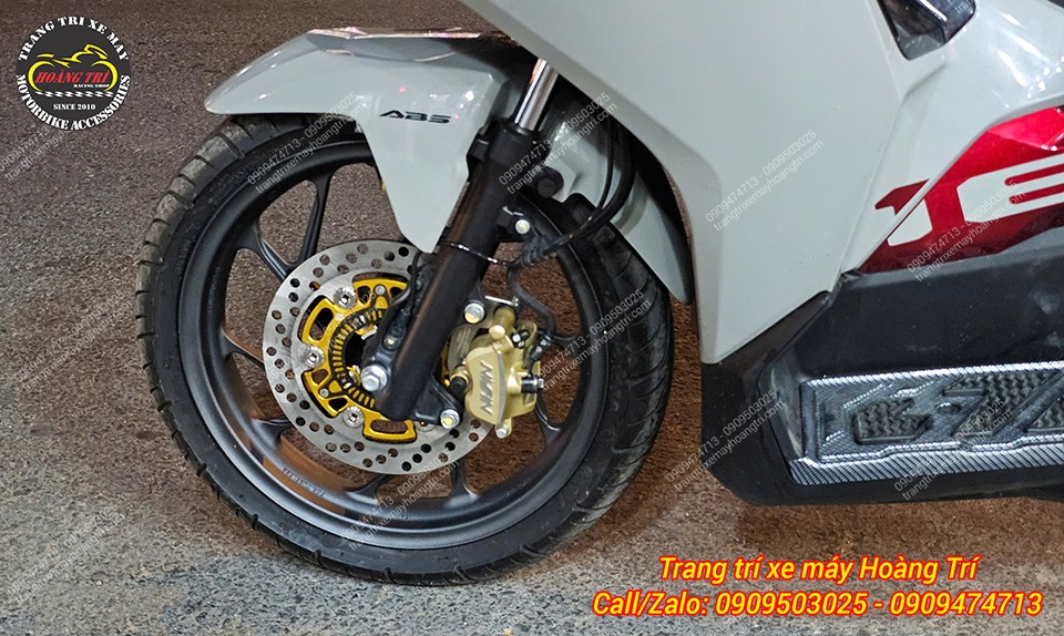 Dàn chân trước sở hữu combo: đĩa lồng nhôm, heo Nissin, mâm Vario và hệ thống ABS