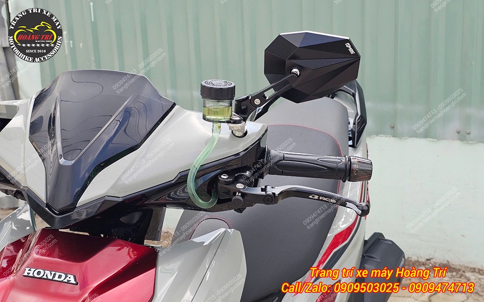 Kính chiếu hậu H2C V5 với thiết kế sắc nét giúp xe thêm phần thể thao