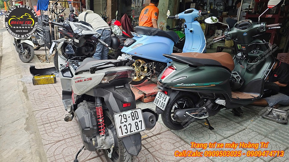Ngay khi xe vừa tới shop, anh chủ đã tranh thủ ghi lại hình ảnh trước khi bắt đầu quá trình thay đổi