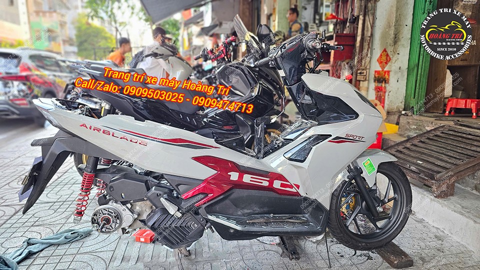Bộ bánh zin đã được tháo ra để chuẩn bị cho việc lắp các món phụ kiện mới