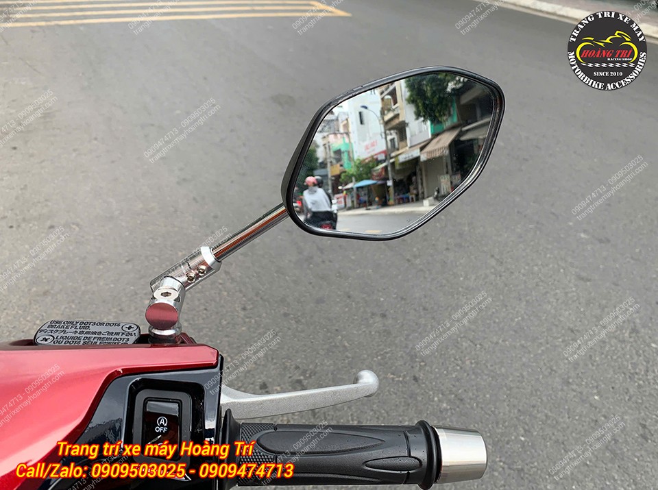 Cận cảnh tay lái bên phải sau khi vừa gắn kính hậu kiểu zin.