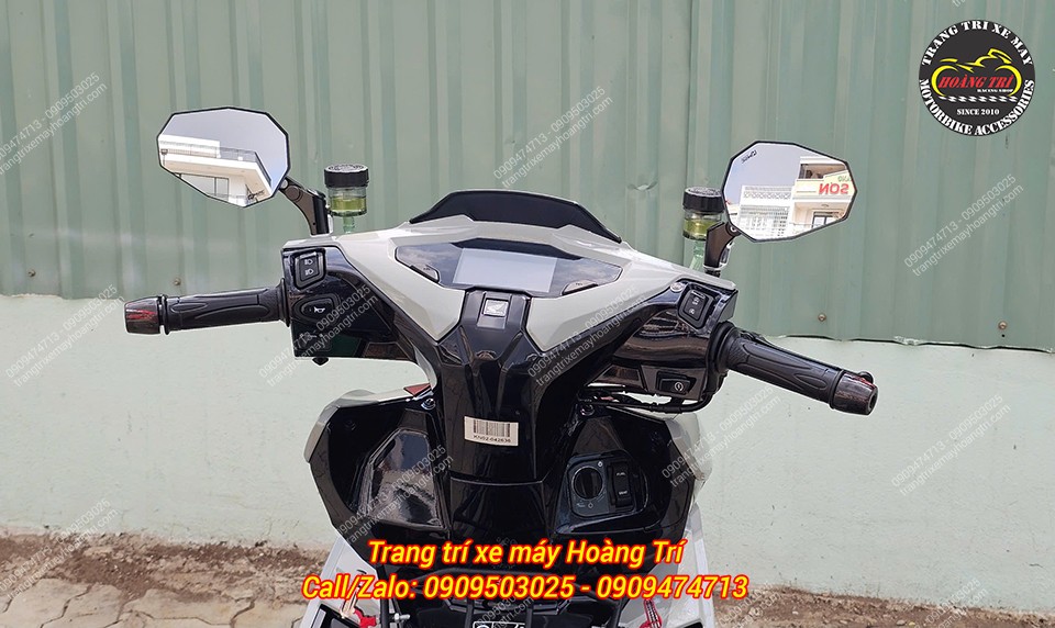 Từ góc nhìn phía sau, kính H2C V5 giúp kiểm soát tầm nhìn tốt hơn