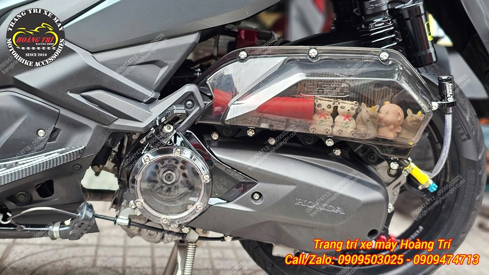 Anh khách lựa chọn màu bạc cho món phụ kiện này