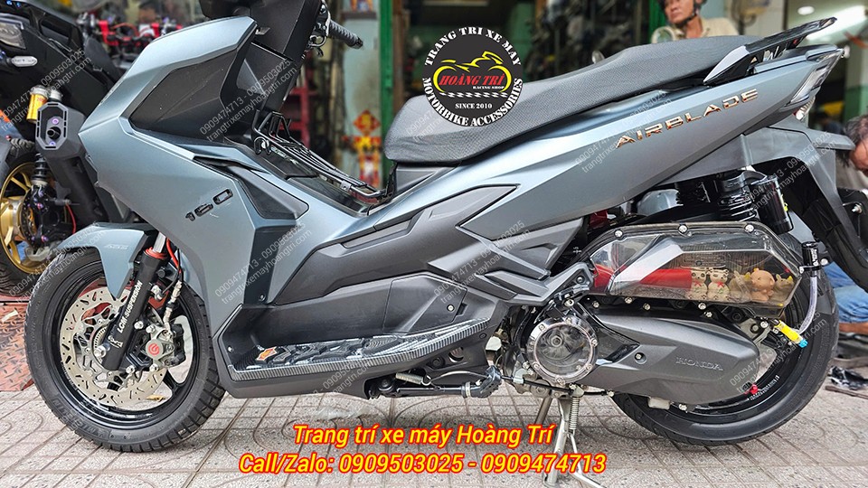 Không chỉ dừng ở ốp lốc nồi, anh còn trang bị thêm lọc gió (pô e) trong suốt, tạo điểm nhấn riêng