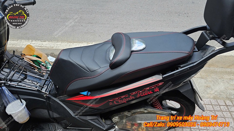 Mẫu yên 2 tầng HTR0623 trên xe Airblade 2016, nổi bật với đường chỉ may đỏ.