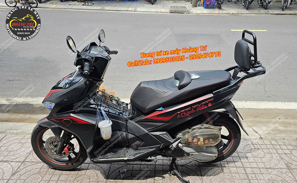 Anh khách lựa chọn kết hợp cùng baga sau kiểu Vespa có tựa lưng, tiện lợi khi sử dụng.