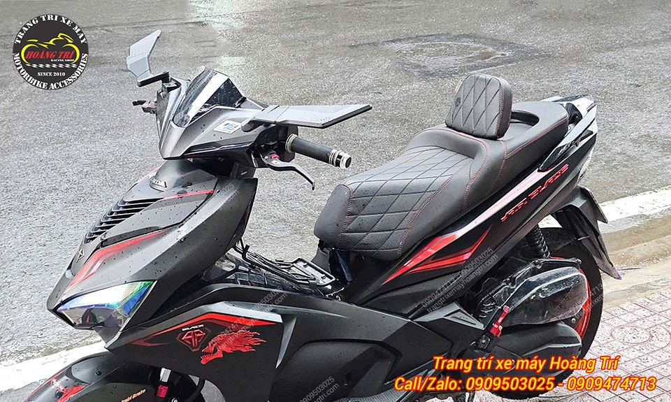 Chiếc Airblade được trang bị mẫu yên kiểu Indo với thiết kế đầy cá tính