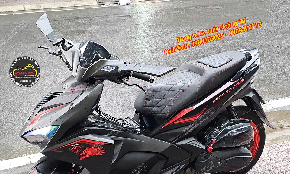 Tựa lưng được thiết kế linh hoạt, có thể gập xuống làm yên phụ phía sau