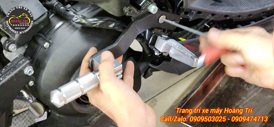 Kỹ thuật viên đang tiến hành lắp gác chân phụ lên dòng xe Freego S