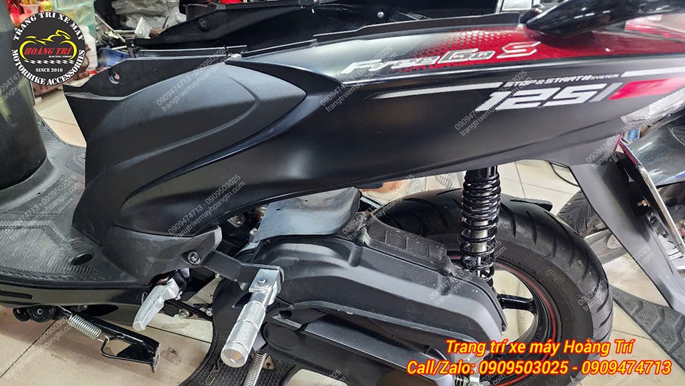 Gác chân được gắn trực tiếp vào khung xe mà không cần thay đổi kết cấu