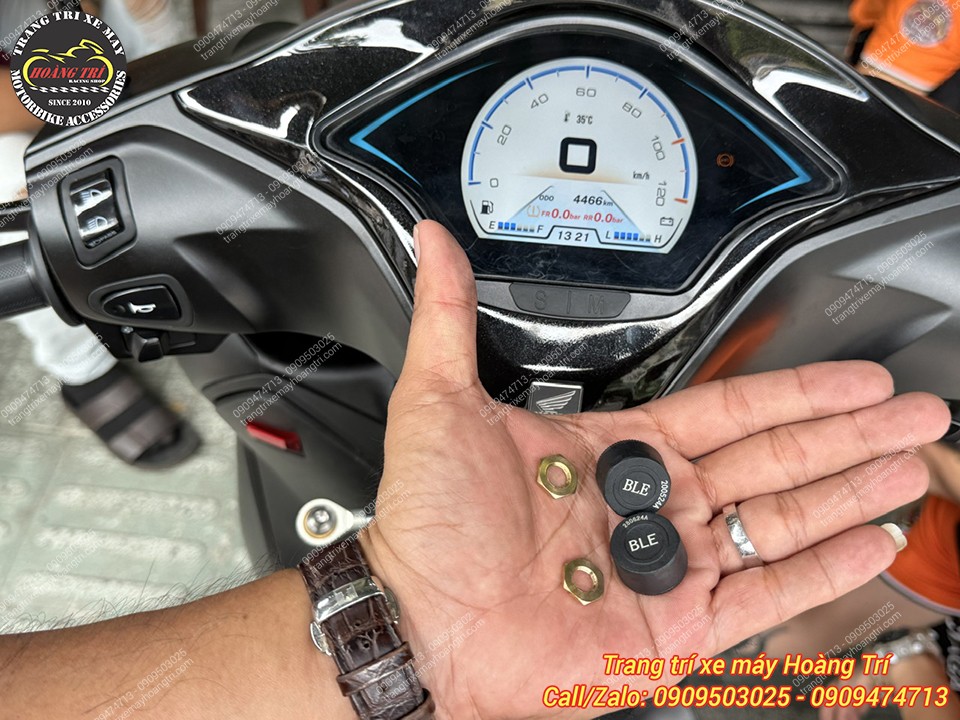Trên tay là đồng hồ Race Boy Full LCD kèm theo bộ cảm biến áp suất lốp đầy đủ cho cả bánh trước và sau