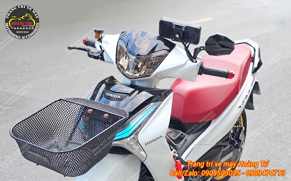 Ngoài kính H2C V5, khách hàng còn nâng cấp thêm màn hình MT02 cho xe