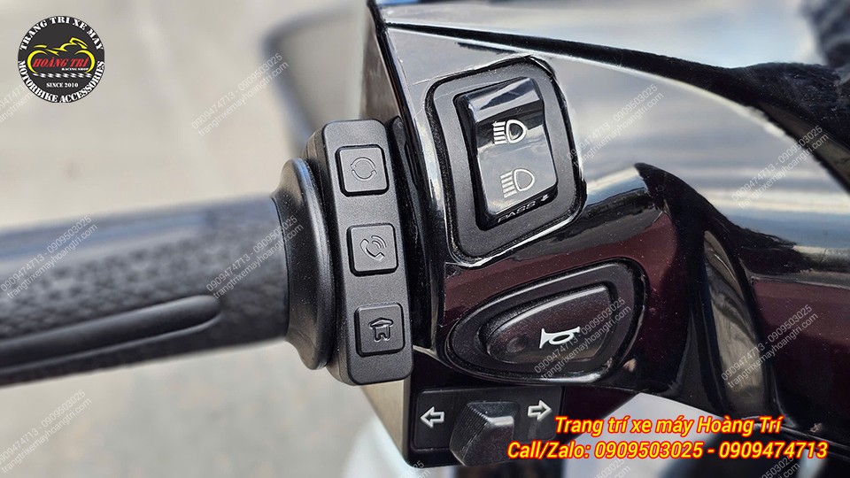 Bộ công tắc cơ được lắp bên trái tay lái của xe