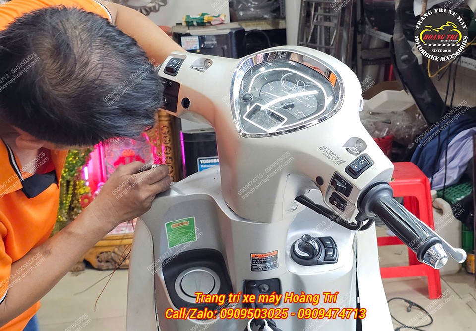 Nhân viên đang thi công bộ công tắc điều khiển gác chân sau tự động tiện lợi