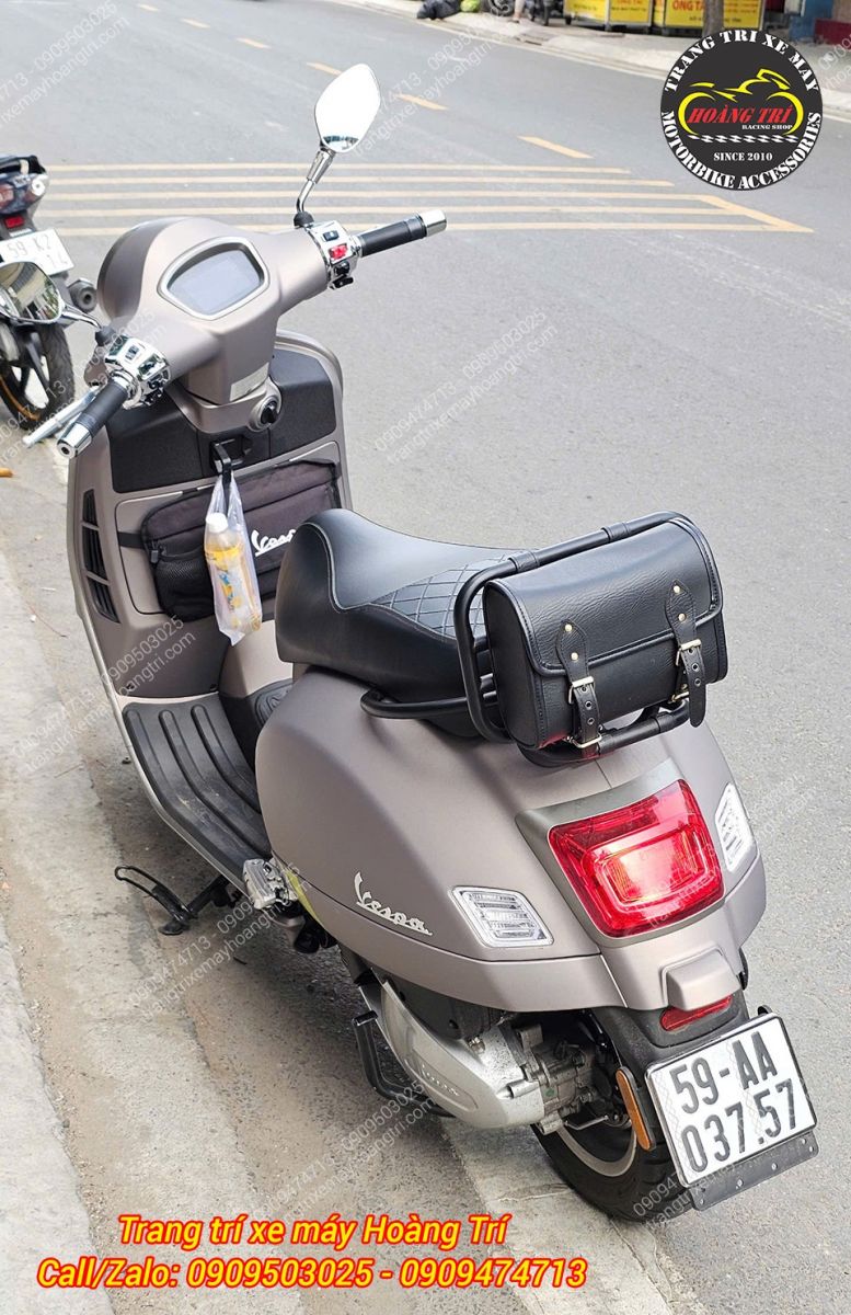 Anh khách lên đời cùng túi treo đồ phối hợp với baga sau Vespa GTS