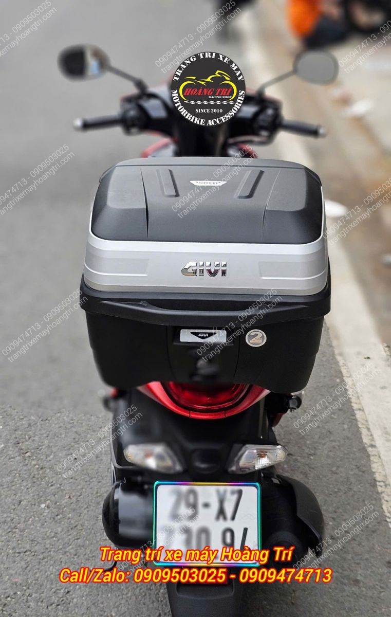 Khách hàng chọn dòng thùng Givi chính hãng để lắp cùng baga sau
