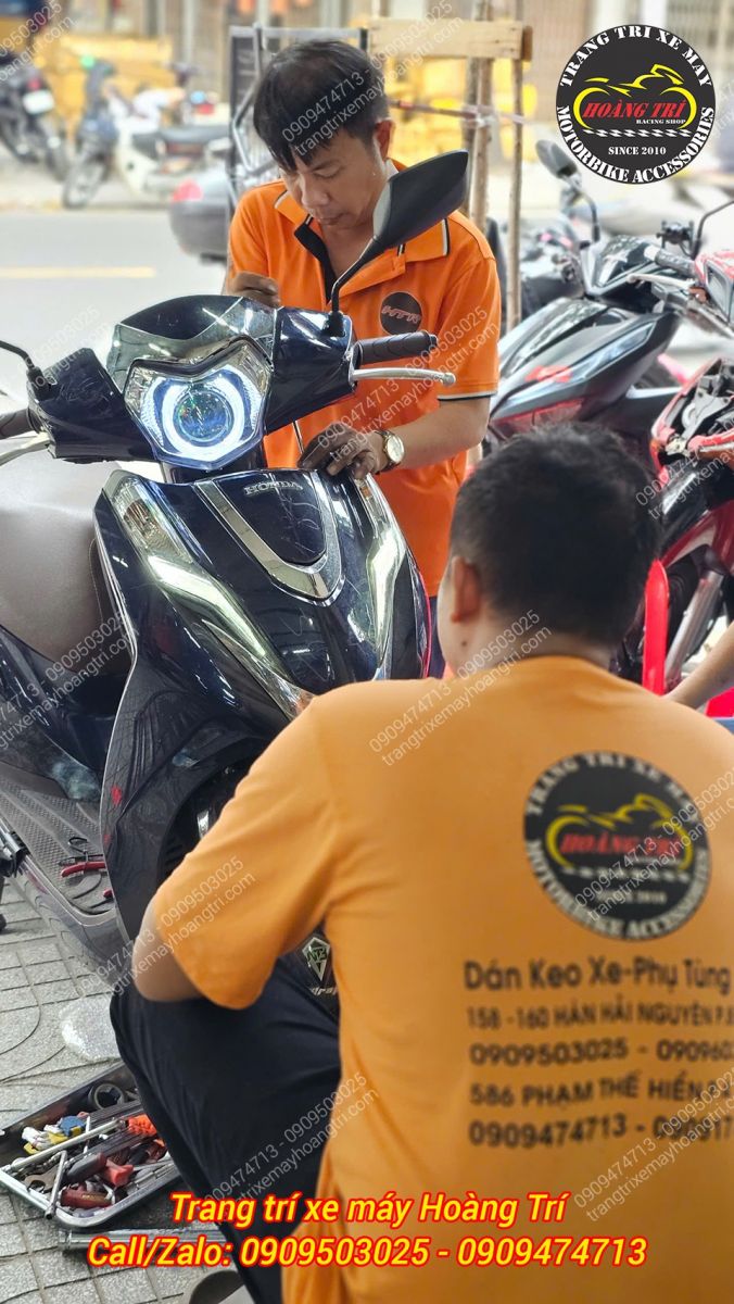 Kỹ thuật đang tiến hành thay cụm đèn pha nguyên bản trên xe Lead 2019